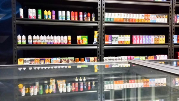 Ilustrasi jalur distribusi produk liquid vape dari pabrik ke toko ritel