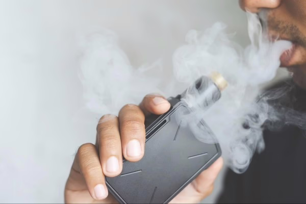 Orang sedang memegang botol liquid vape salt nic berbagai rasa, ideal untuk pengalaman vaping halus dan pod system.